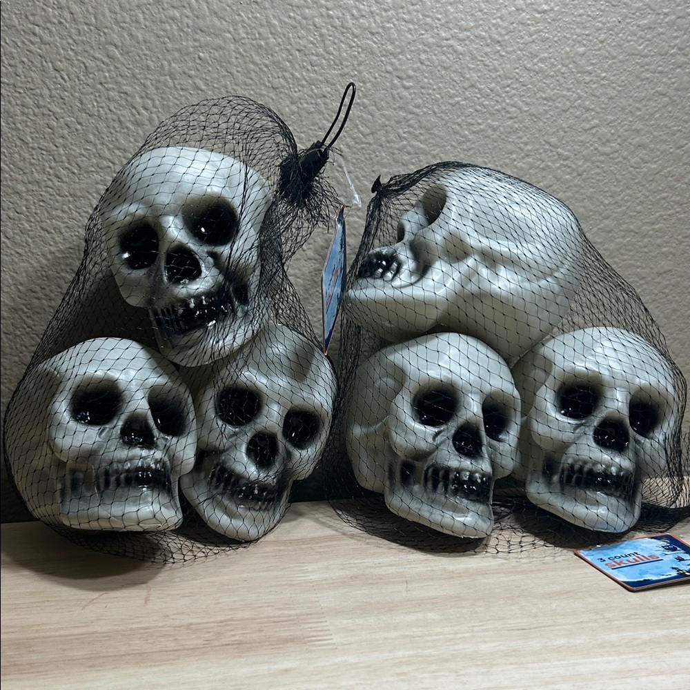 Halloween creepy 2 sets of 3 plastic skulls